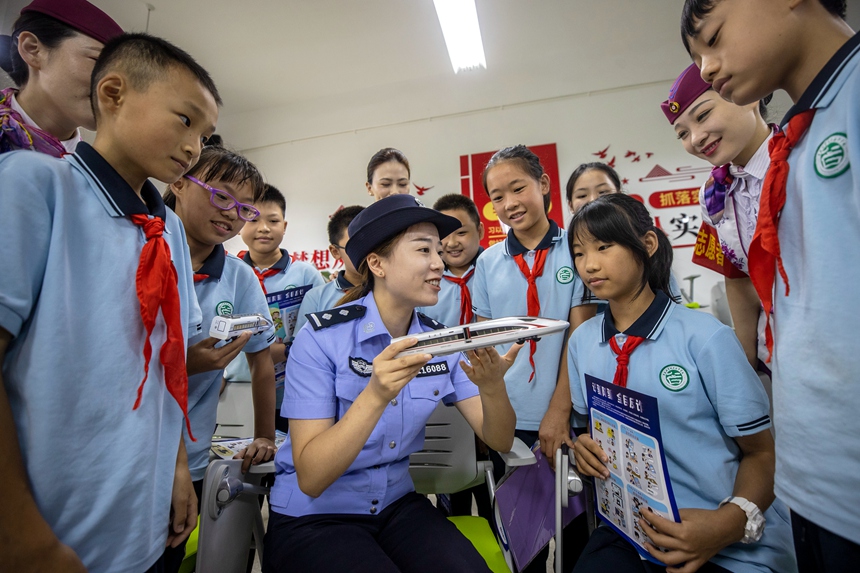 在重庆科学城含谷中学校多功能教室，民警和铁路职工向学生讲解铁路安全知识。李文航摄