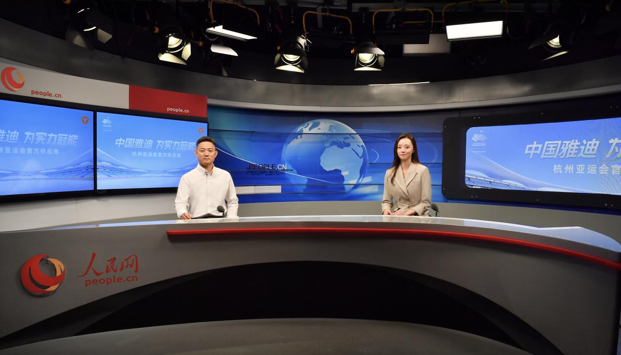 雅迪科技集团全球营销与服务总裁王家中(左),接受人民网记者采访。 人民网记者 于凯摄