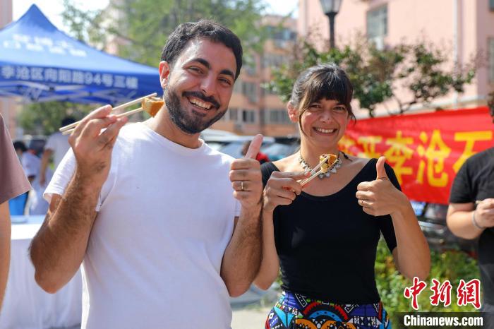 海外留学生品尝中秋月饼。张鹰 摄