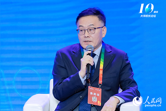 北京舞蹈学院党委书记巴图出席圆桌论坛并发言。