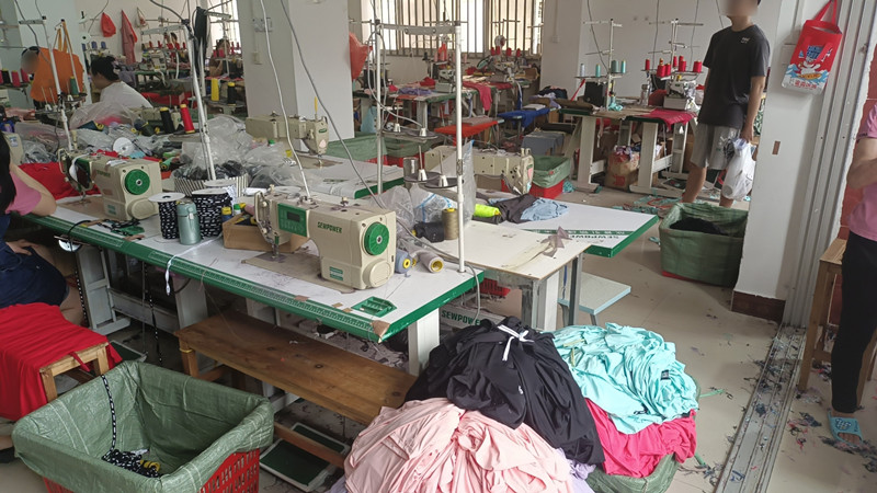 制作假冒伪劣服饰的黑工厂。巴南区公安分局供图