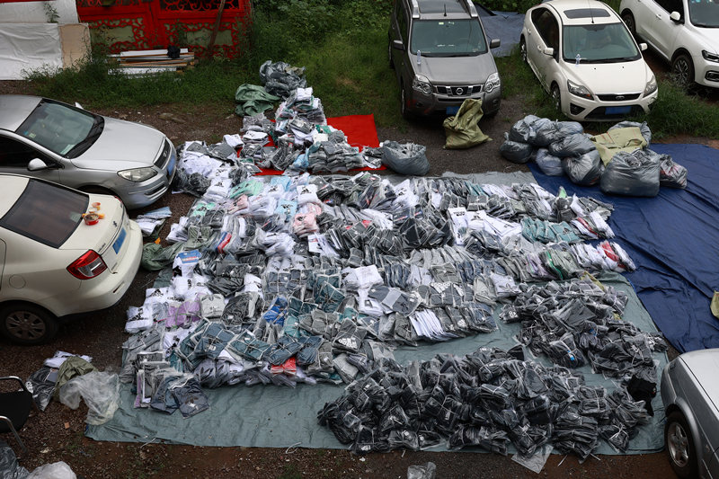 警方在重庆查获的大量假冒伪劣服饰。巴南区公安分局供图