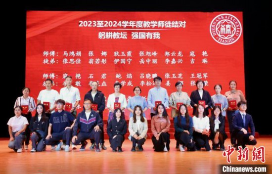 退休教师“返校”见证百年业绩：青葱老照片、师徒结对引发“回忆杀”