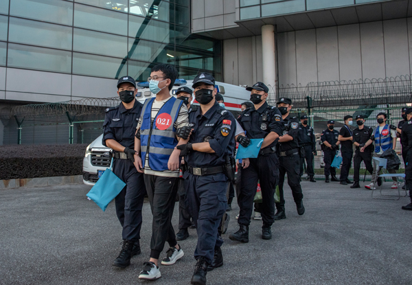 417名实施跨境电信网络诈骗的犯罪嫌疑人从菲律宾被押解回国。公安部供图