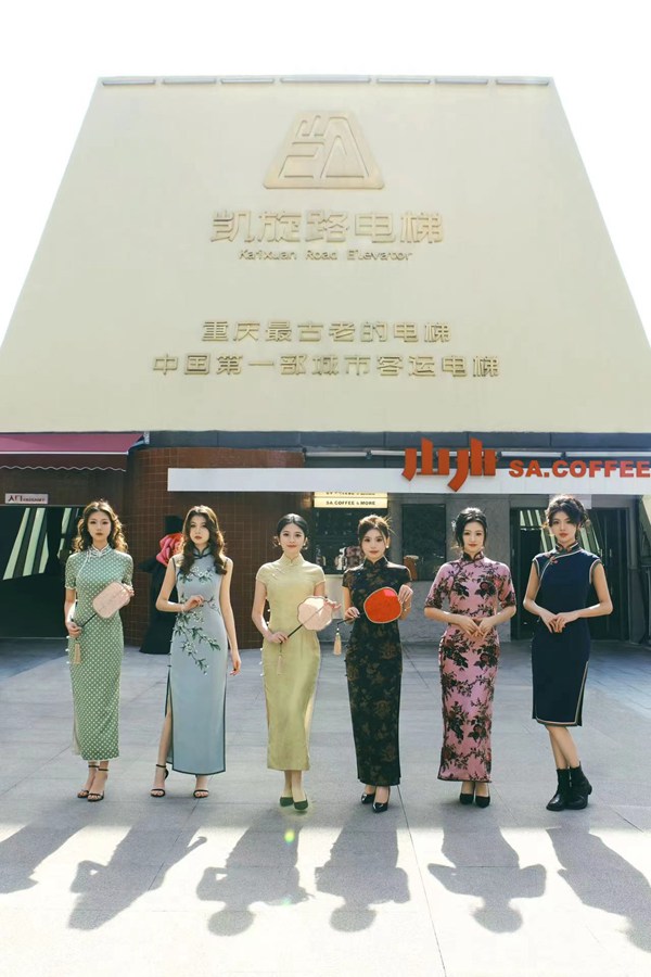 重姐选手打卡凯旋路电梯。重庆新闻旅游集团供图