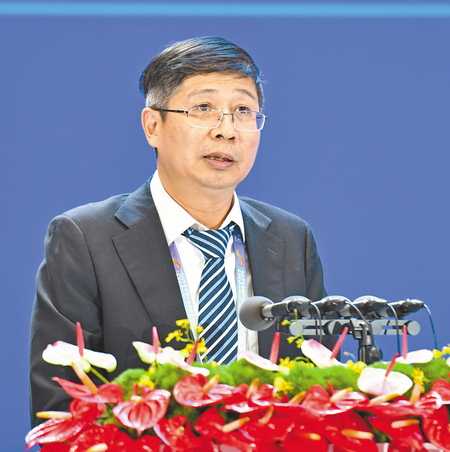 姜曦  “在重庆市33618现代制造业集群体系指引下，我们正积极打造千亿级新材料产业集群。”