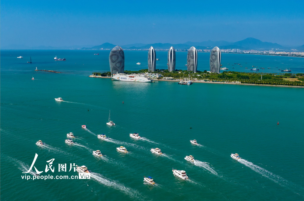 海南三亚：游艇穿梭 海上旅游热升温