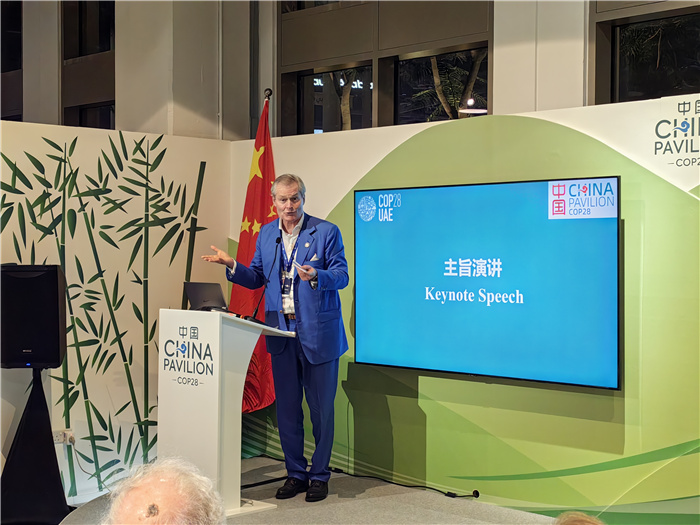意大利都灵理工大学终身教授冈特・鲍利发言。COP28中国角供图