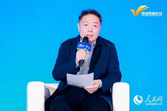 河北交通职业技术学院党委书记杨立华出席圆桌论坛并发言。