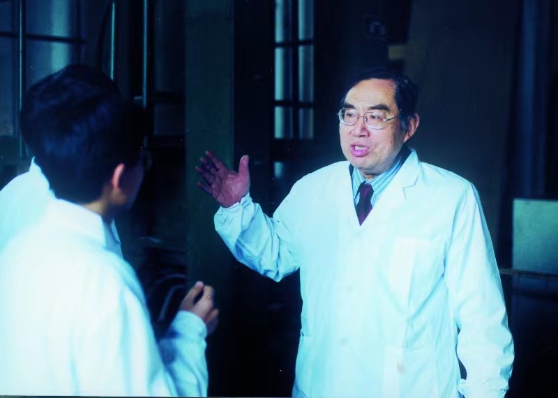 葛昌纯院士与团队进行科学研讨。北京科技大学供图