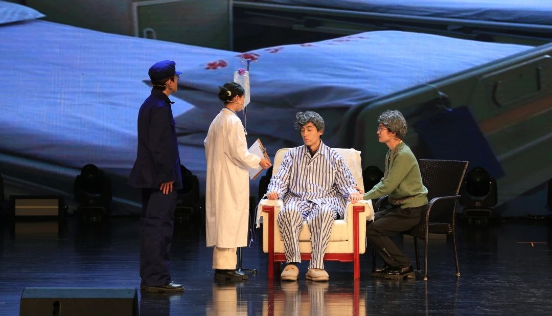 物理科学学院和天文与空间科学学院《禾之秀实》书写了“舍小家为大家”的前辈胸怀，带领观众体悟邓稼先坚定信念、勇往直前的科学家精神。