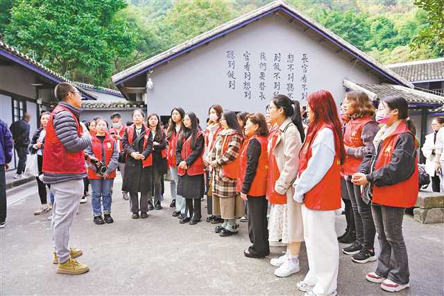 红岩志愿者在渣滓洞景区瞻仰英烈事迹。（重庆红岩革命历史文化中心供图）