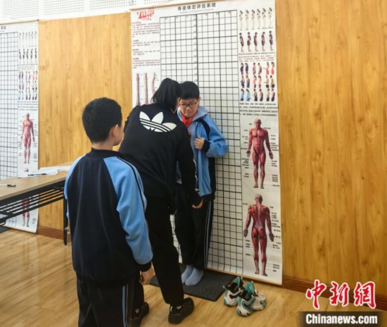 逸阳文思学校学生接受身体形态发育检测。<a target=