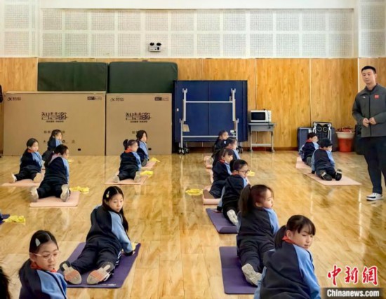 逸阳文思学校学生正在进行运动恢复矫正训练。<a target=