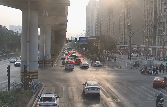 “病驾”齐驱 公路上演连环“碰碰车”