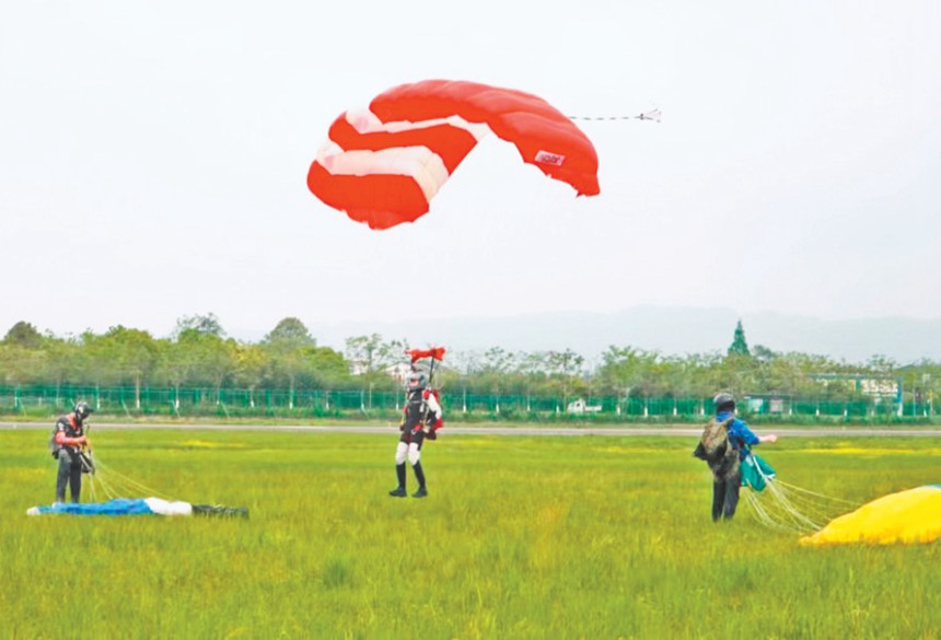 5月3日，重庆攀达高空跳伞梁平基地，高空跳伞爱好者安全着陆。（受访单位供图）