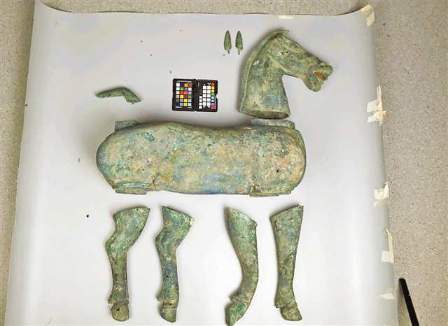修复前的东汉铜马。（重庆中国三峡博物馆供图）
