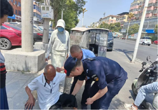 河南太康公安：老人中暑晕倒路边，特巡警紧急救助