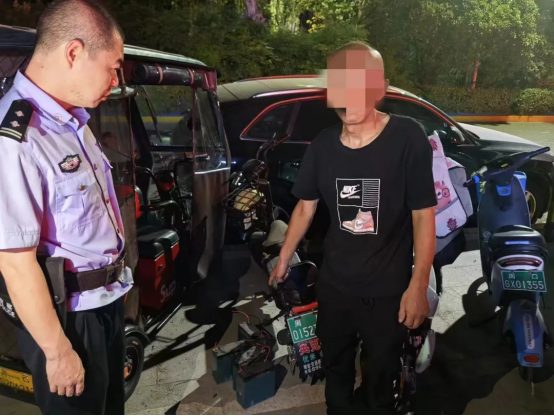 周口市经开区公安分局辖区民警处警路上