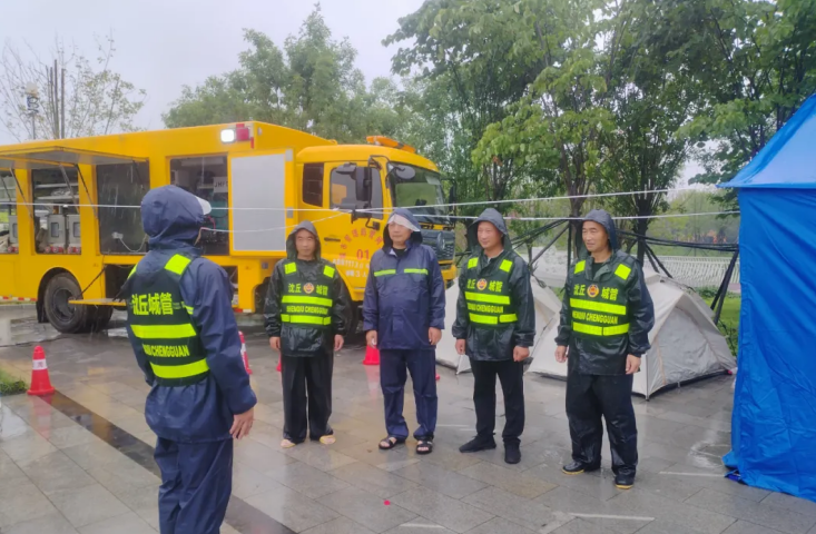 河南沈丘城管：汛前疏通城市排水“毛细血管”