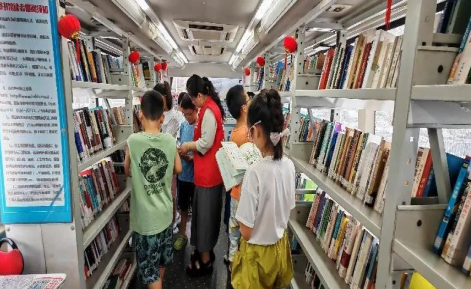 沈阳市苏家屯区中兴街道兰香社区举办“流动图书车进社区 悦享‘书香’零距离”活动