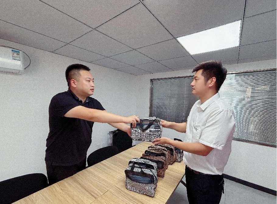 大连市佳成社区开展“情系职工 夏送清凉”慰问活动